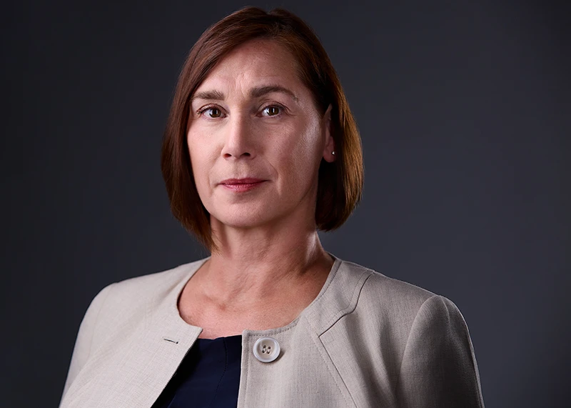 dark gray background for headshots with a white woman